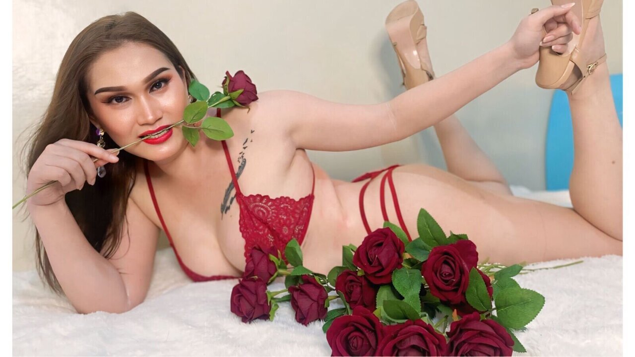 LucineBaker's Live Webcam and Bio